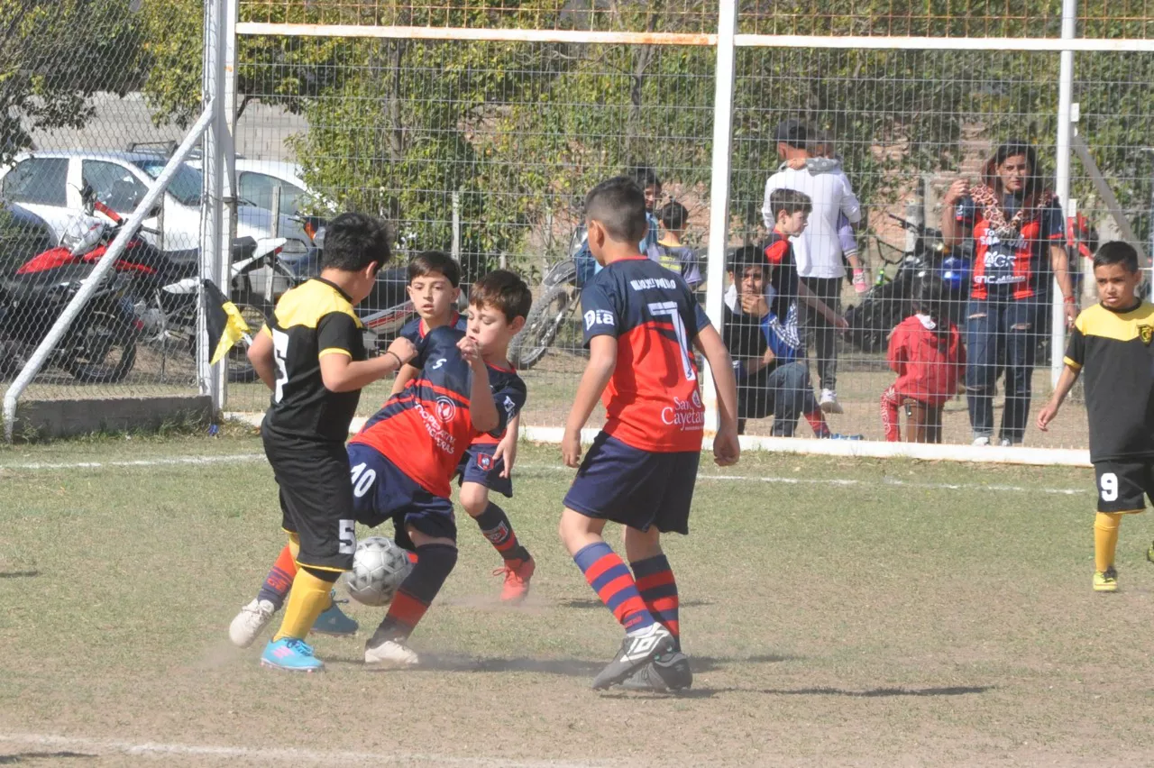 Centro Social Las Higueras Correos y Telecomunicaciones Deportivo Municipal Adela María (52)
