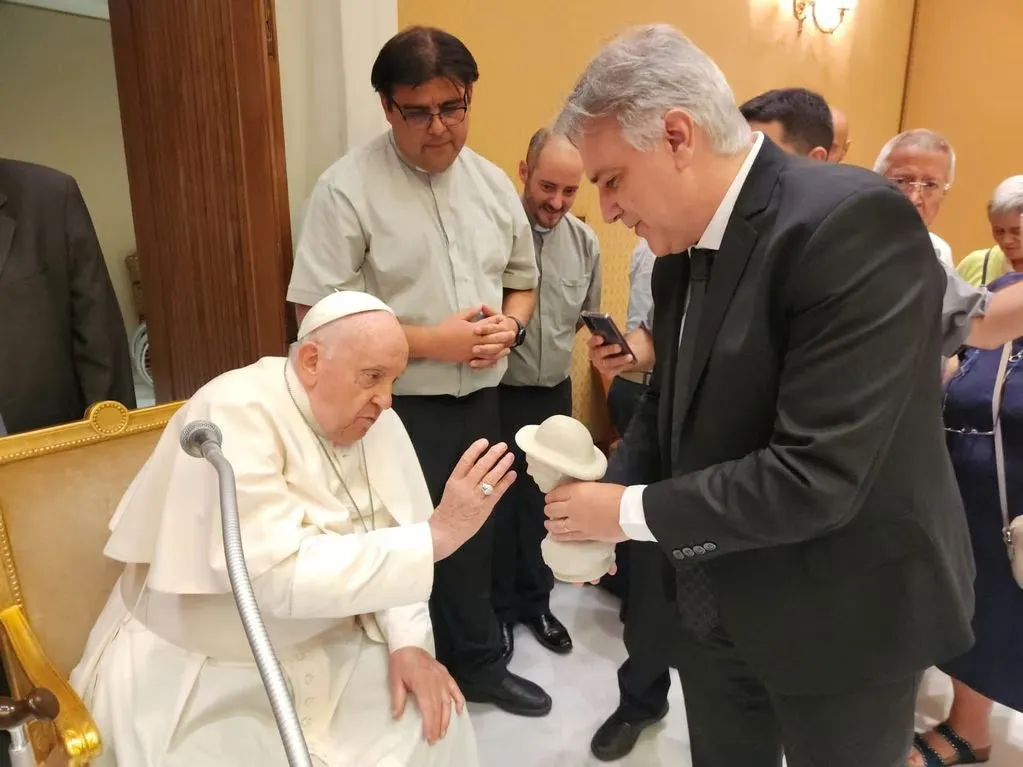 Llaryora Papa Francisco