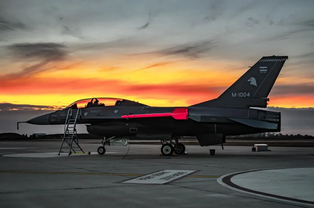 F16 (3)