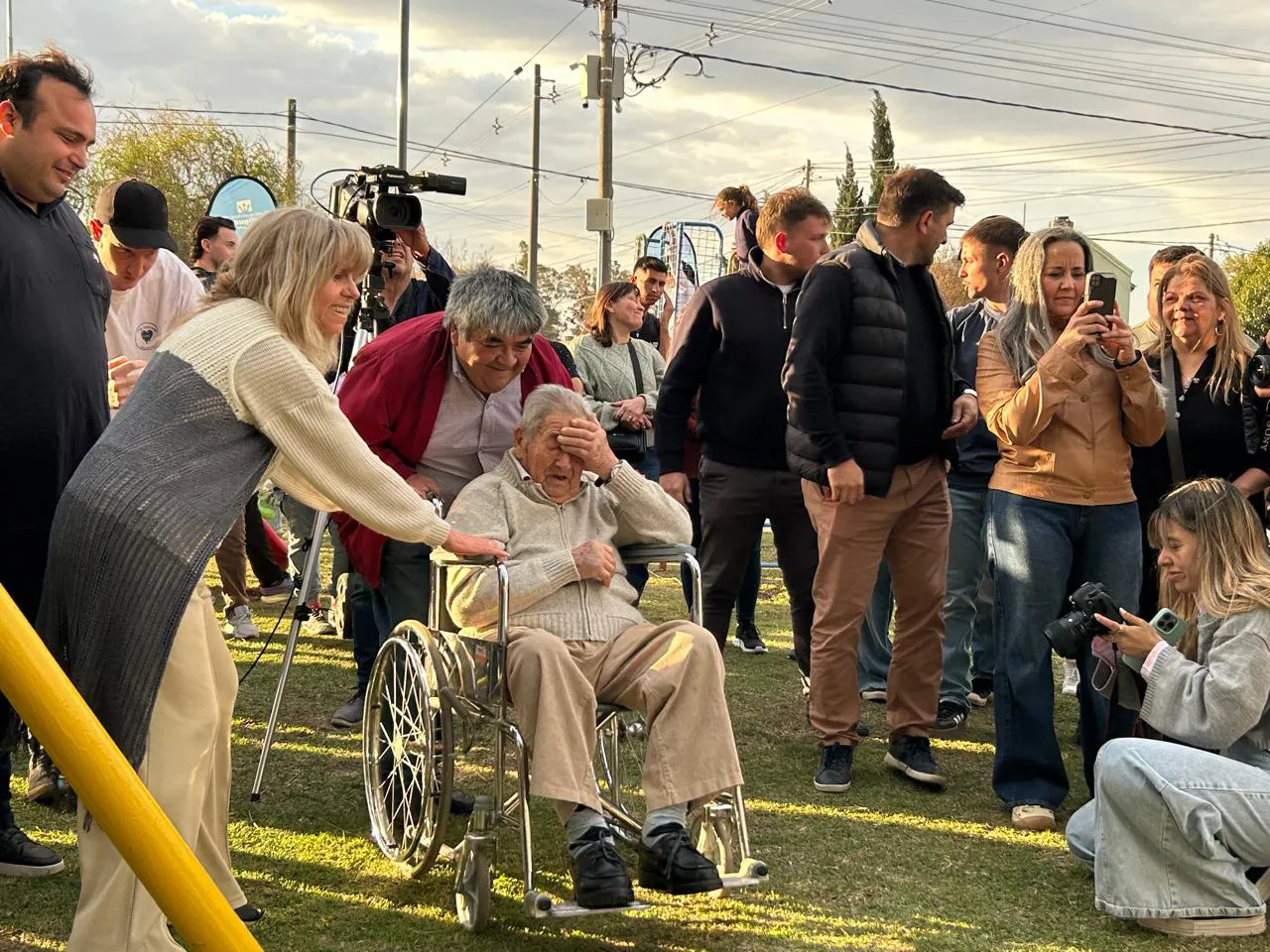 INAUGURACIÓN PLAZA ABUELOS MAÑEZ (13)