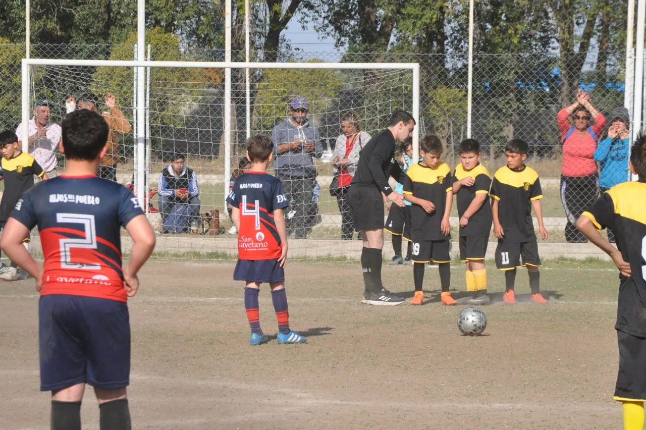 Centro Social Las Higueras Correos y Telecomunicaciones Deportivo Municipal Adela María (108)