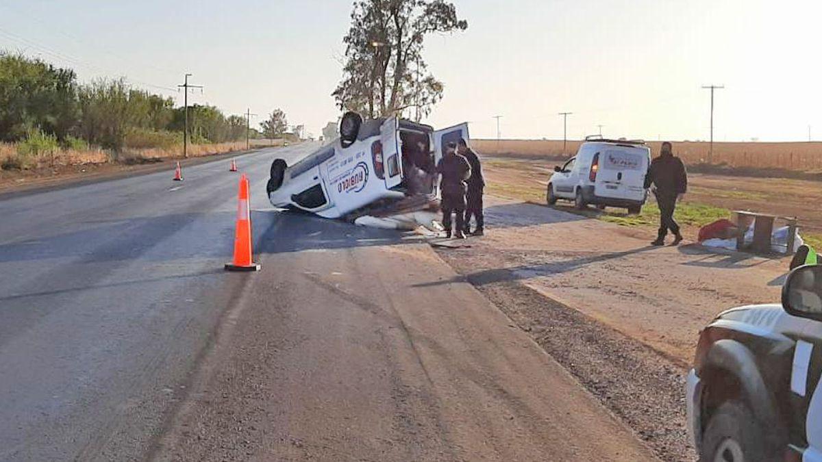 el-utilitario-fiat-fiorino-quedo-volcado-la-banquina-centimetros-la-ruta