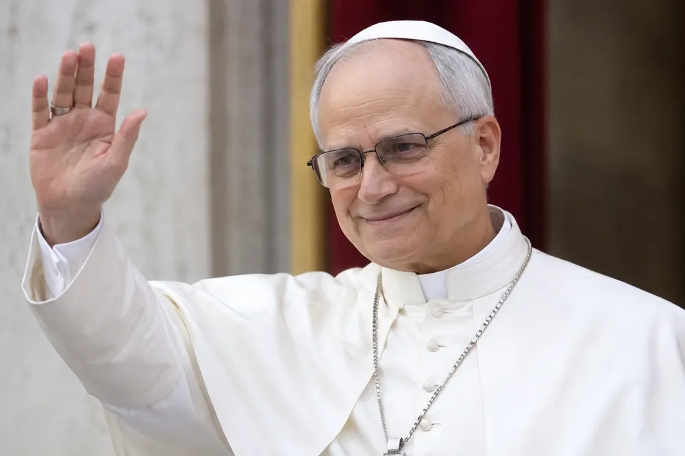 Saludo papal en un entorno ceremonial