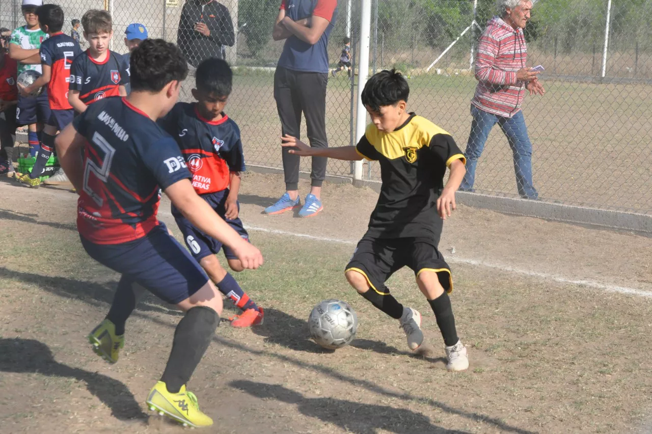 Centro Social Las Higueras Correos y Telecomunicaciones Deportivo Municipal Adela María (118)