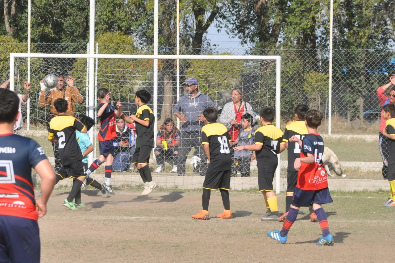 Centro Social Las Higueras Correos y Telecomunicaciones Deportivo Municipal Adela María (110)