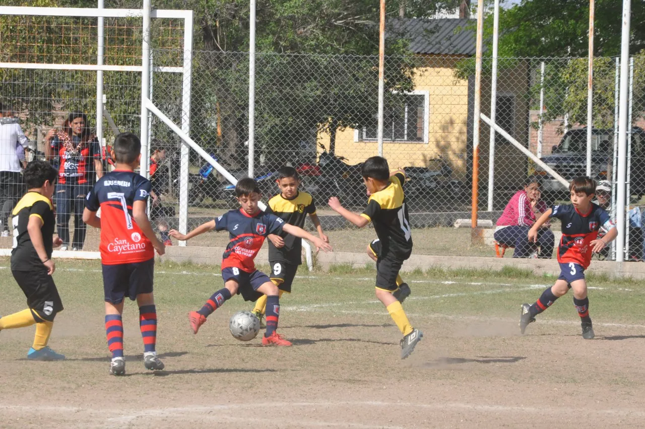 Centro Social Las Higueras Correos y Telecomunicaciones Deportivo Municipal Adela María (53)